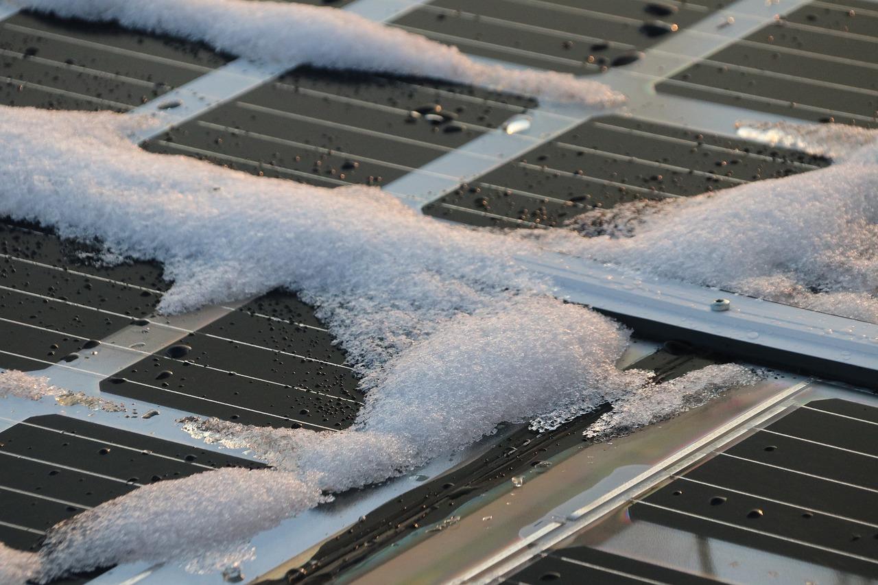neige sur des panneaux solaires