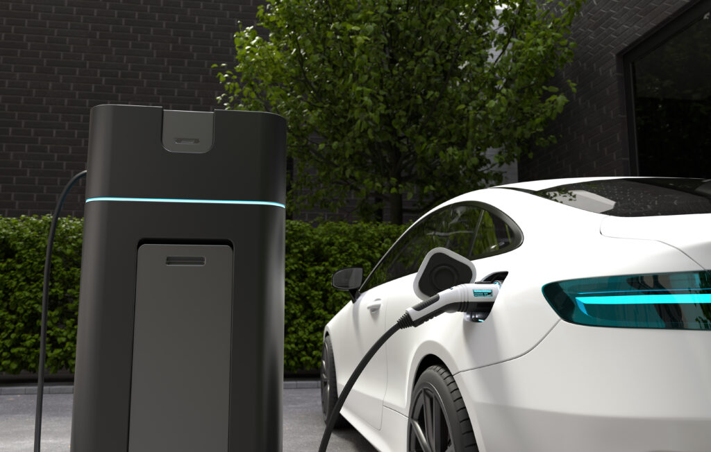 voiture-electrique-branchee-a-une-borne-de-recharge-au-domicile